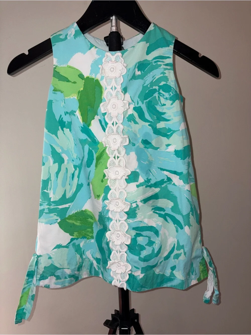 Lily Pulitzer dress in signature Lily print with white floral lace appliqué sz 4
